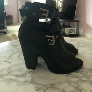 G by Guess booties Open the w/ankle strap